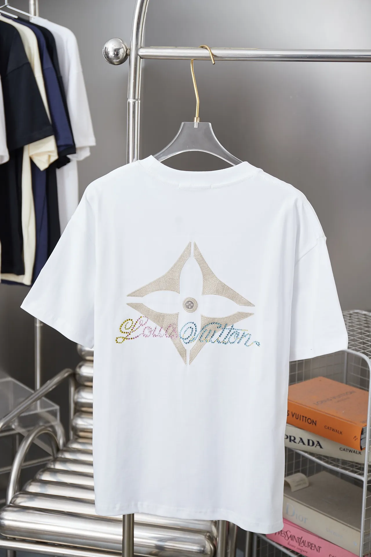 🅿️180 1V 25SS early spring new style Short sleeves with embroidered hot diamond letters Light luxury A must-have item for daily commuting for men and women Correct version Welcome to compare Detailed features · 320g 100% pure cotton double yarn jersey fabric · Special thickening in the same vat 32 pieces double-strand 1X1 thread · Imported Tajima machine embroidery petals . High temperature Australian imported colored diamonds · Double-needle sewing and cross-seam technology · Original main mark, washed tag, brand moisture-proof paper packaging Color: black/white Size: S/M/L/XL